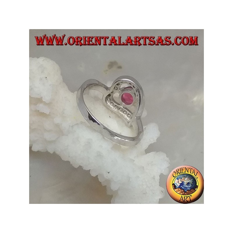 Anillo de plata en forma de corazón horizontal con un conjunto de rubí redondo sintético rodeado de circonitas