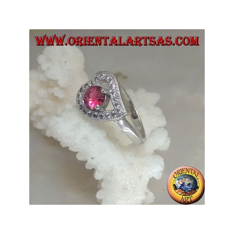 Anillo de plata en forma de corazón horizontal con un conjunto de rubí redondo sintético rodeado de circonitas