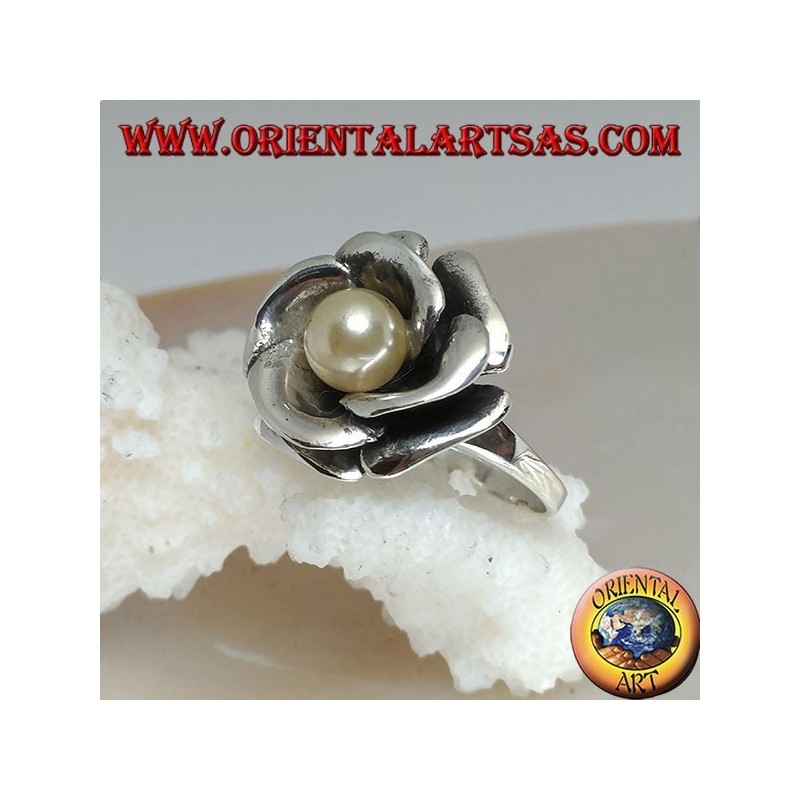 Anillo de plata con rosa grande y perla central de agua dulce