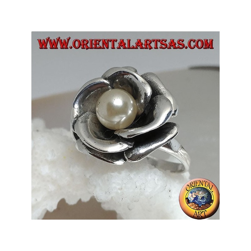 Anillo de plata con rosa grande y perla central de agua dulce