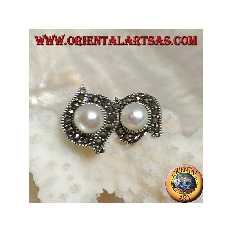 Boucles d'oreilles à fermoir à levier en argent avec perle d'eau douce entourée d'une ligne de marcassite