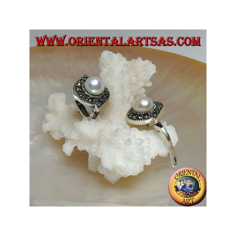Boucles d'oreilles à fermoir à levier en argent avec perle d'eau douce entourée d'une ligne de marcassite