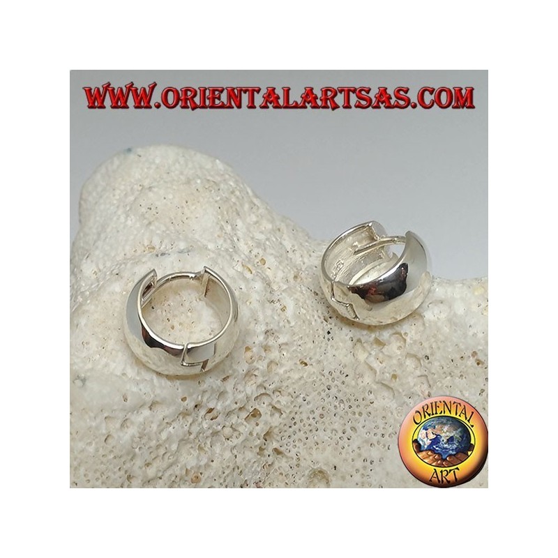 Orecchino in argento a cerchio semplice bombato e chiusura a scatto da 8 x 14 mm