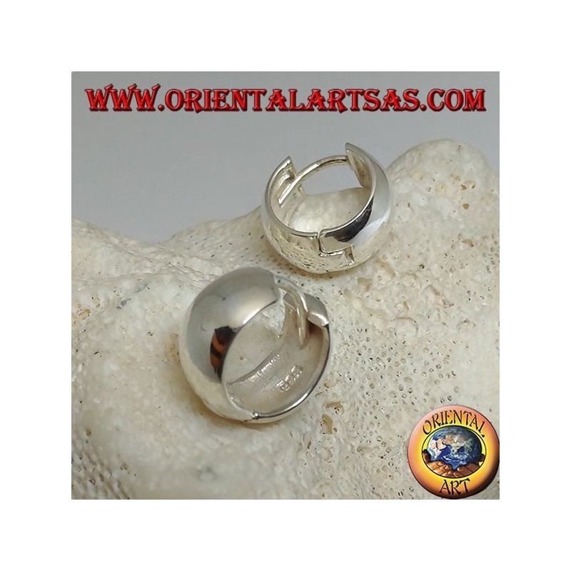 Orecchino in argento a cerchio semplice bombato e chiusura a scatto da 8 x 14 mm