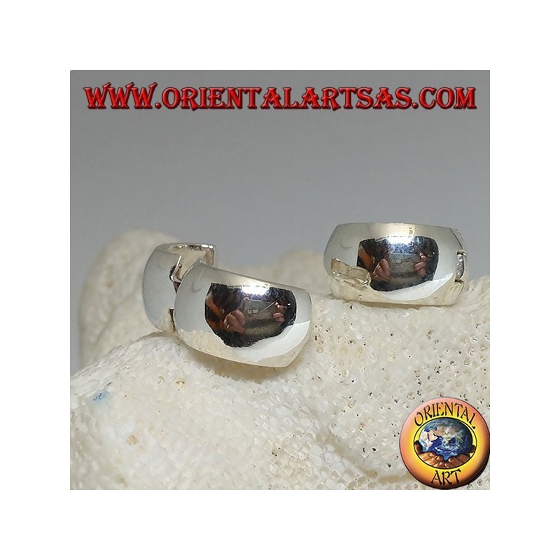 Orecchino in argento a cerchio semplice bombato e chiusura a scatto da 8 x 14 mm