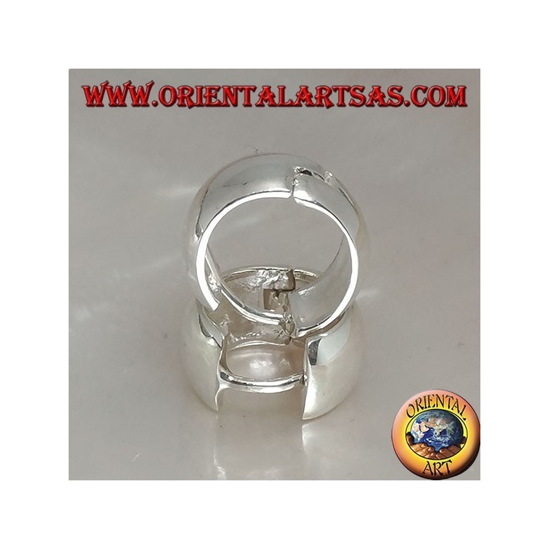 Orecchino in argento a cerchio semplice bombato e chiusura a scatto da 8 x 14 mm