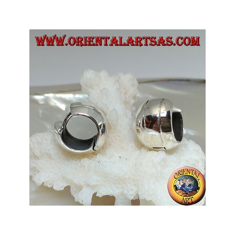 Orecchino in argento a cerchio semplice bombato  con due righe e chiusura a scatto da 10 x 14 mm