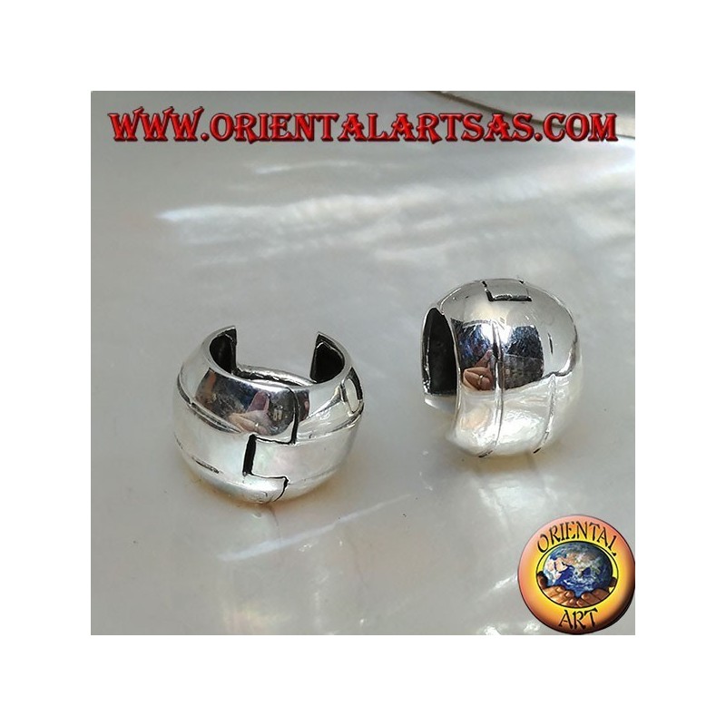 Boucle d'oreille ronde simple en argent avec deux lignes et fermeture à pression 10 x 14 mm