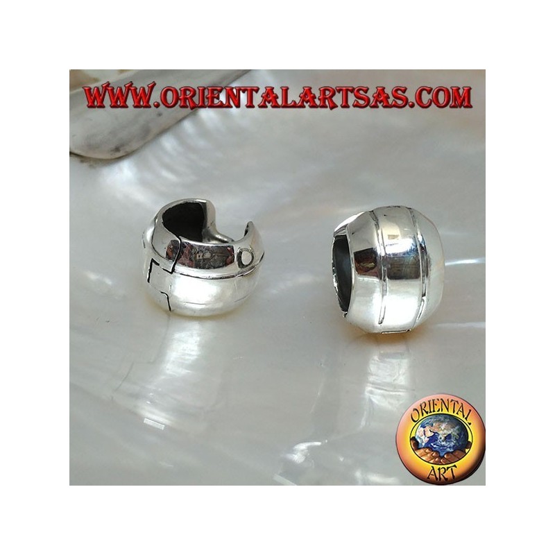 Abgerundeter einfacher Creolen-Silberohrring mit zwei Linien und 10 x 14 mm Druckknopfverschluss