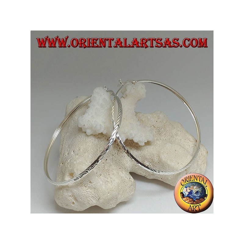 Orecchini in argento a cerchio semplice schiacciato diamantato con chiusura a leva da 65 mm