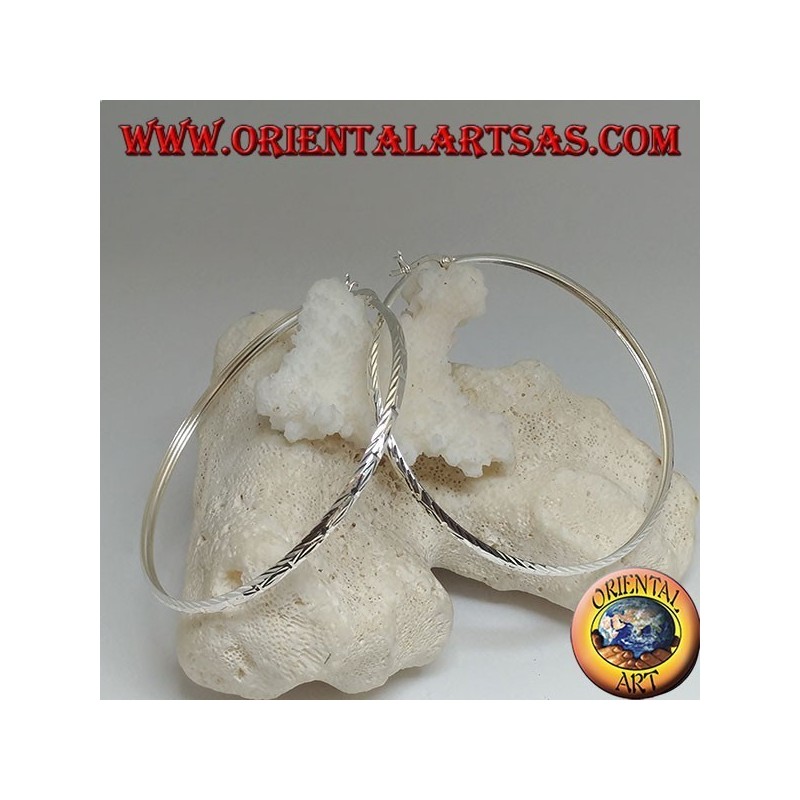 Pendientes simples de plata con aro de diamantes triturados con cierre de palanca de 65 mm