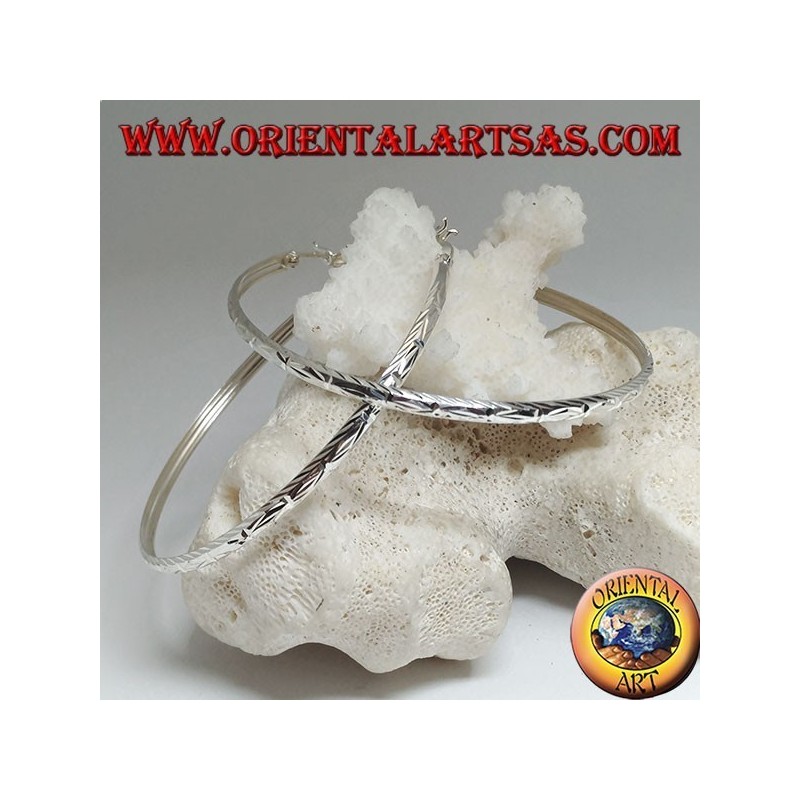 Einfache Crushed Diamond Creolen aus Silber mit 65 mm Hebelverschluss