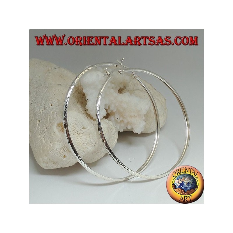 Orecchini in argento a cerchio semplice schiacciato diamantato con chiusura a leva da 65 mm