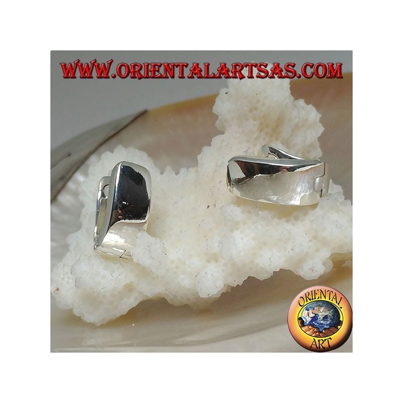 Einfacher und gespannter silberner Creolenohrring mit 14 x 12 x 6 mm Druckknopfverschluss