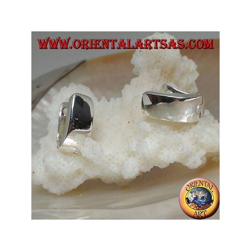 Orecchino in argento a cerchio semplice schiacciato e allungato con chiusura a scatto da 14 x 12 x 6 mm