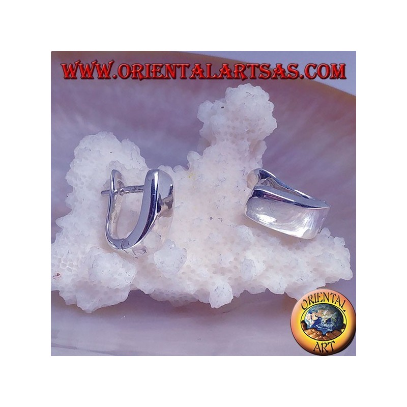 Einfacher und gespannter silberner Creolenohrring mit 14 x 12 x 6 mm Druckknopfverschluss