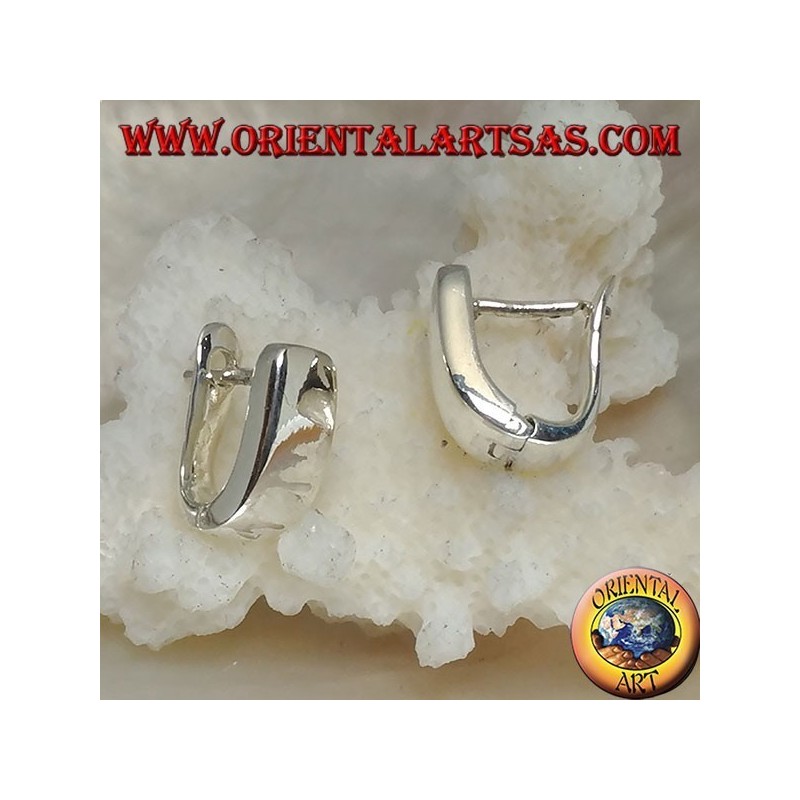 Orecchino in argento a cerchio semplice schiacciato e allungato con chiusura a scatto da 14 x 12 x 6 mm