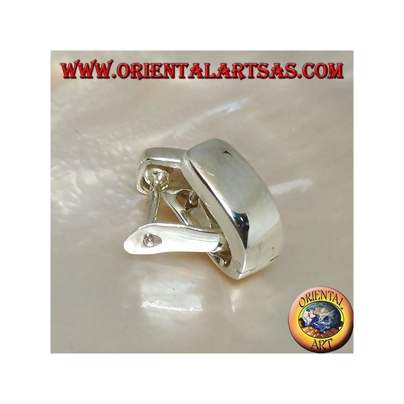 Orecchino in argento a cerchio semplice schiacciato e allungato con chiusura a scatto da 14 x 12 x 6 mm