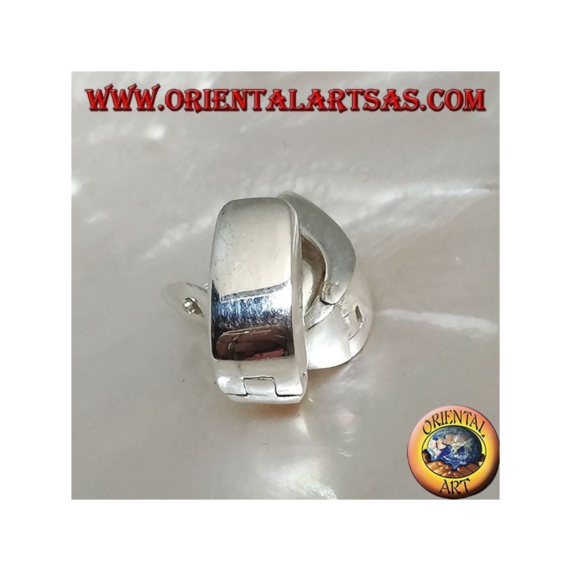 Orecchino in argento a cerchio semplice schiacciato e allungato con chiusura a scatto da 14 x 12 x 6 mm