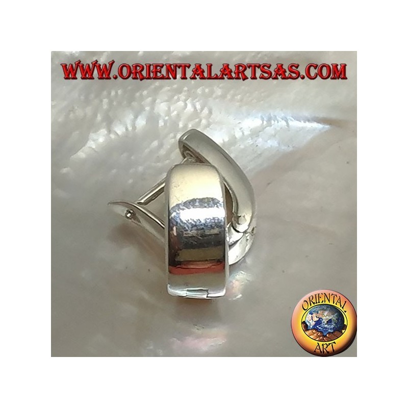 Orecchino in argento a cerchio semplice schiacciato e allungato con chiusura a scatto da 14 x 12 x 6 mm
