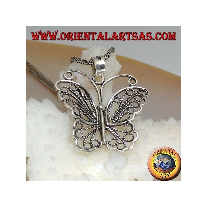 Colgante de plata en forma de mariposa con alas y antenas decorativas caladas