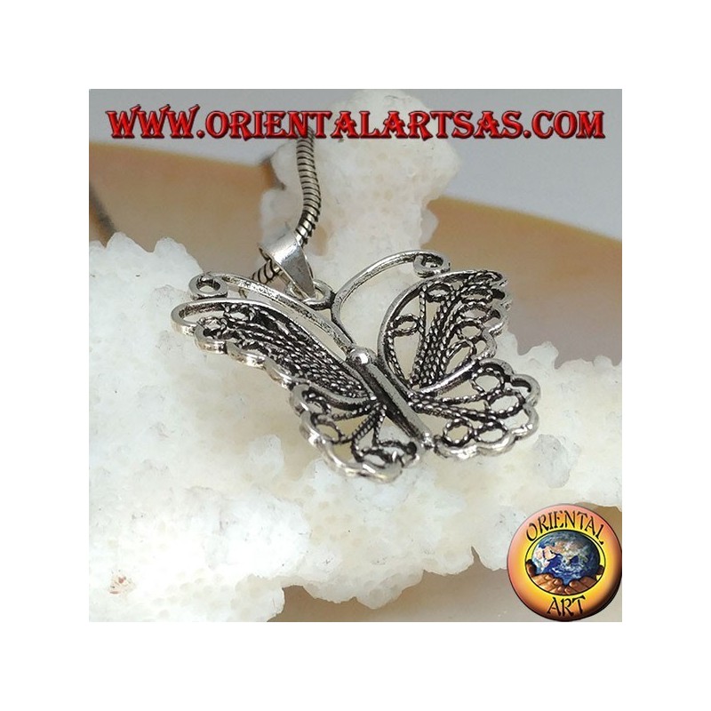 Colgante de plata en forma de mariposa con alas y antenas decorativas caladas
