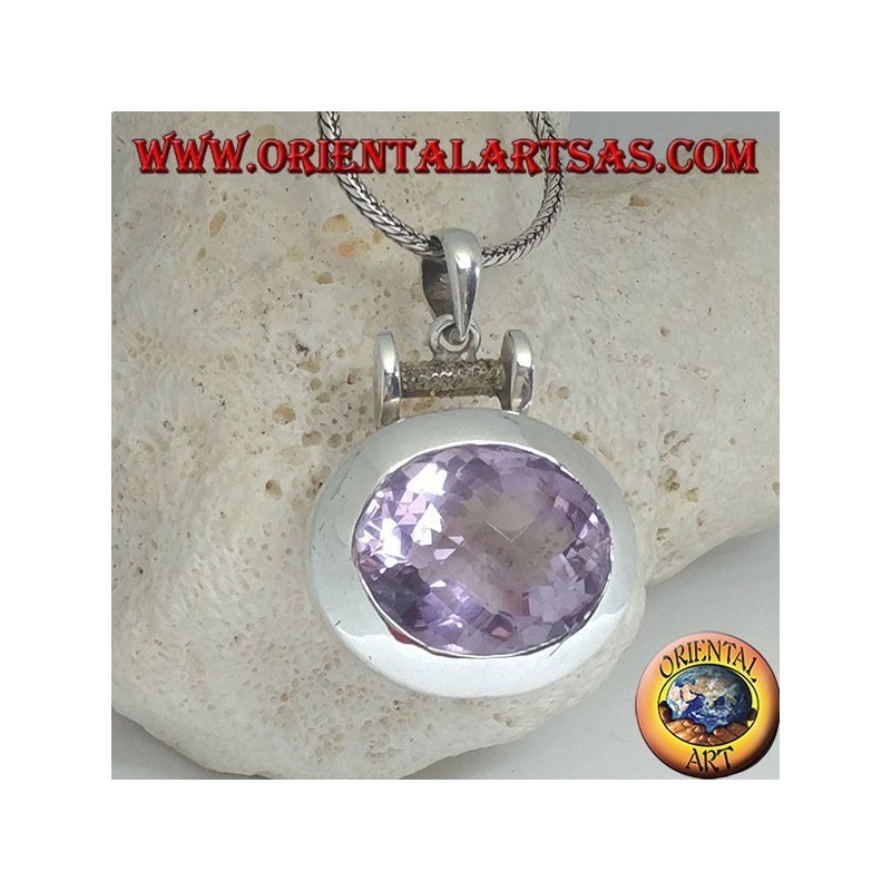Colgante de plata con una espléndida amatista natural facetada ovalada grande en una configuración horizontal lisa