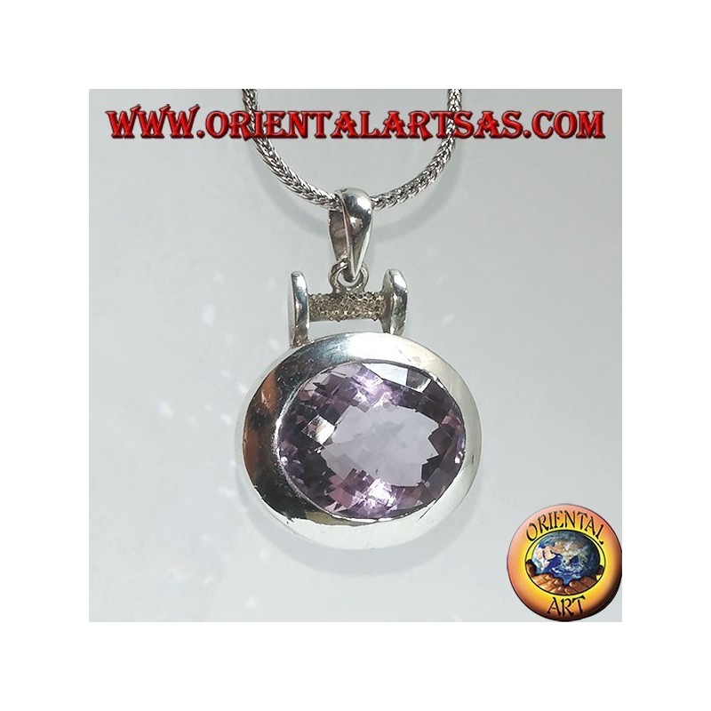 Colgante de plata con una espléndida amatista natural facetada ovalada grande en una configuración horizontal lisa