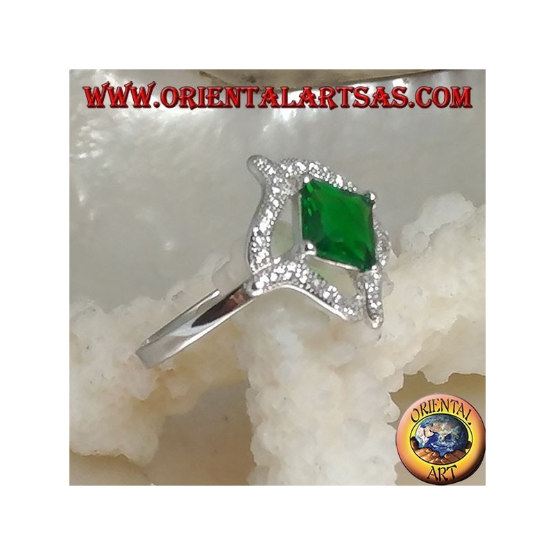 Bague en argent avec émeraude synthétique carrée rhombique et lignes ondulées r4 de zircone cubique autour