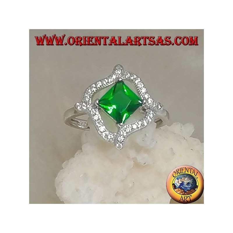 Anello in argento con smeraldo sintetico quadrato romboidale e 4 linee ondulate di zirconi intorno