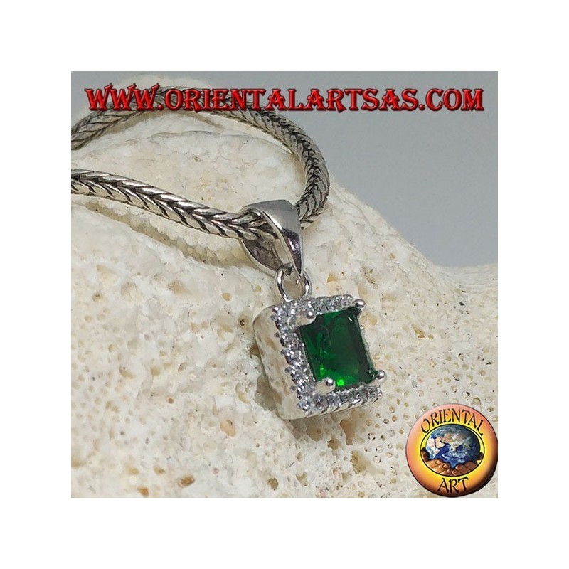 Colgante de plata con esmeralda cuadrada sintética rodeada de circonitas