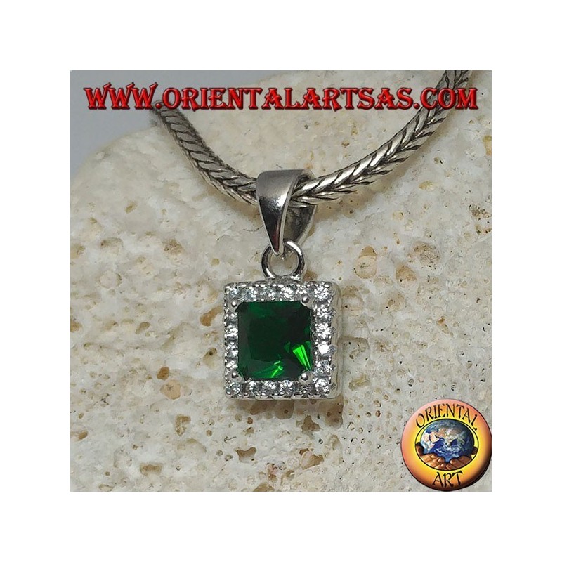 Pendentif en argent avec émeraude synthétique carrée entouré de zircons