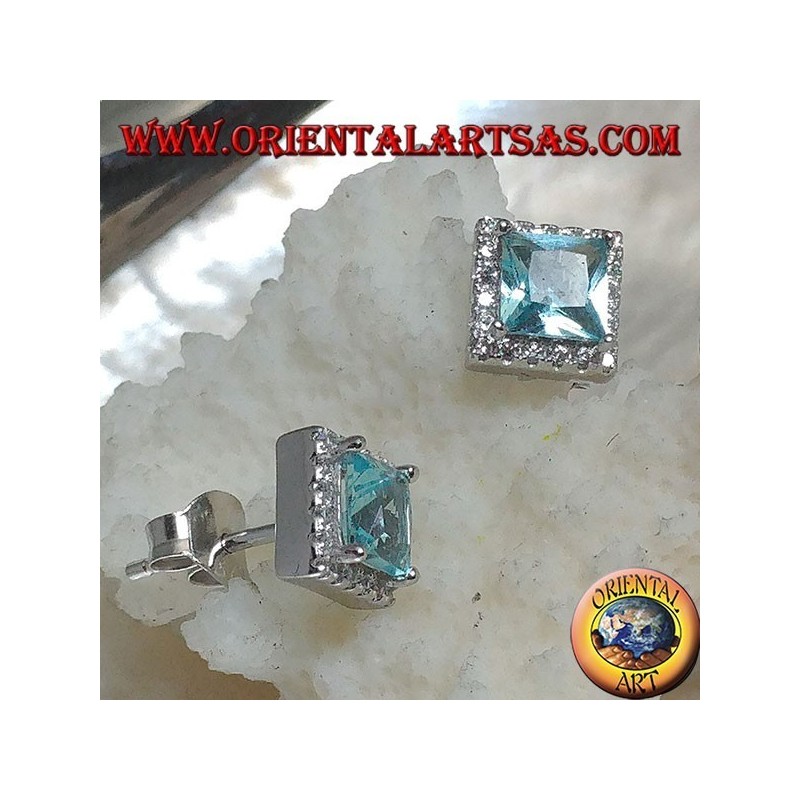 Silberne Ohrringe mit natürlichem blauen Topas auf einem von Zirkonen umgebenen Quadrat