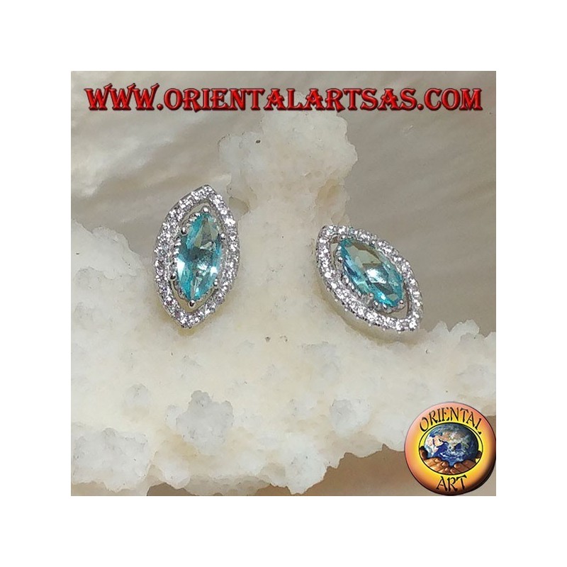 Pendientes de plata con forma de lóbulo con un conjunto de topacios azules naturales rodeados de circonitas