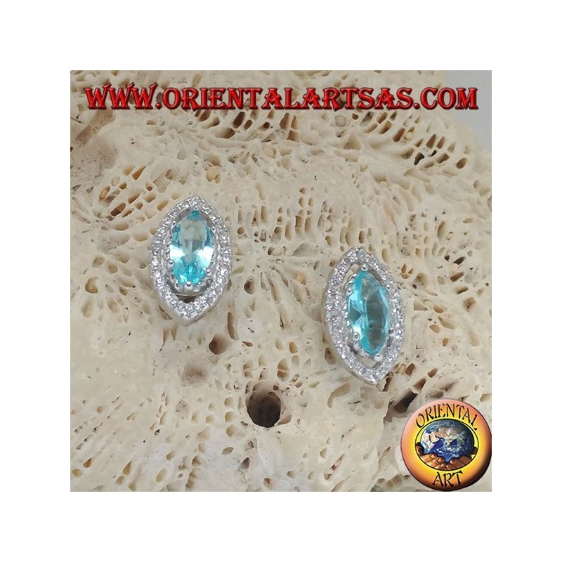 Orecchini in argento a navetta da lobo con topazio azzurro naturale incastonato contornato da zirconi