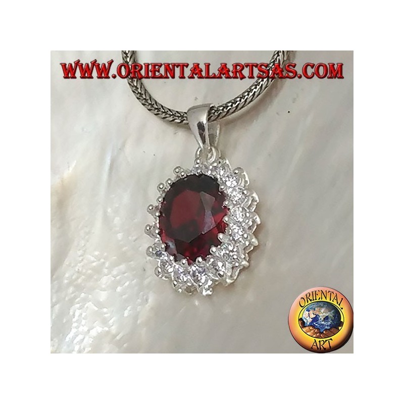 Colgante de plata con granate ovalado facetado engastado en circonitas redondas.