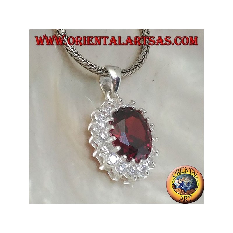 Colgante de plata con granate ovalado facetado engastado en circonitas redondas.