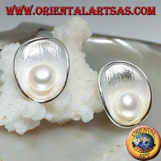 Boucles d'oreilles lobe en argent avec coquille de mère en satin à l'intérieur et perle d'eau douce blanche