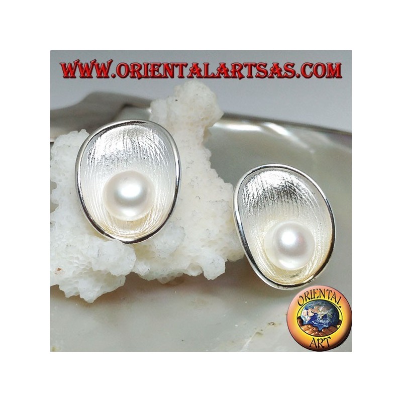 Boucles d'oreilles lobe en argent avec coquille de mère en satin à l'intérieur et perle d'eau douce blanche