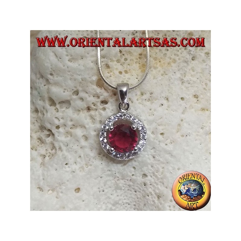 Pendentif en argent avec rubis synthétique rond serti de zircons ronds