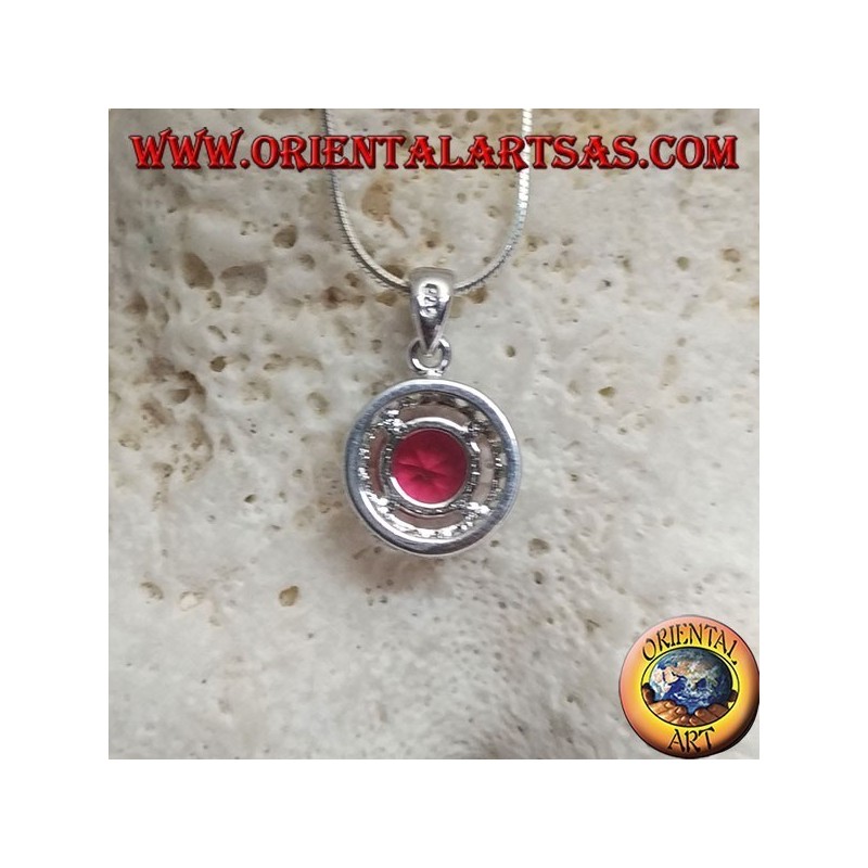 Colgante de plata con rubí sintético redondo engastado con circonitas redondas.