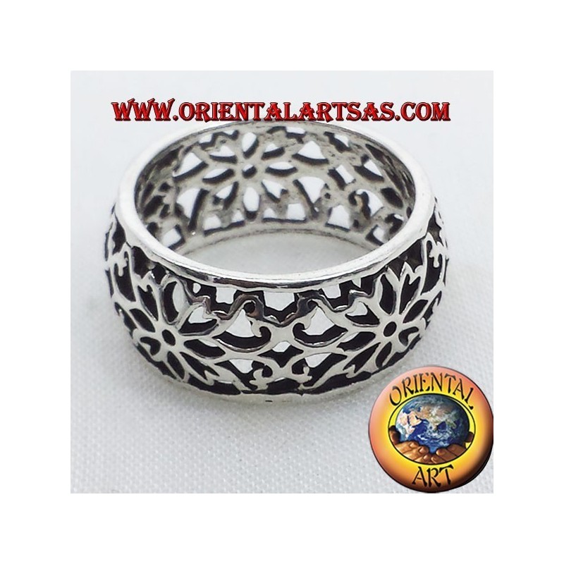 anello fascia traforata fiore bombato in argento