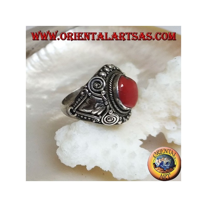 Anillo de plata con antiguos corales fósiles tibetanos y decoraciones étnicas hechas a mano.