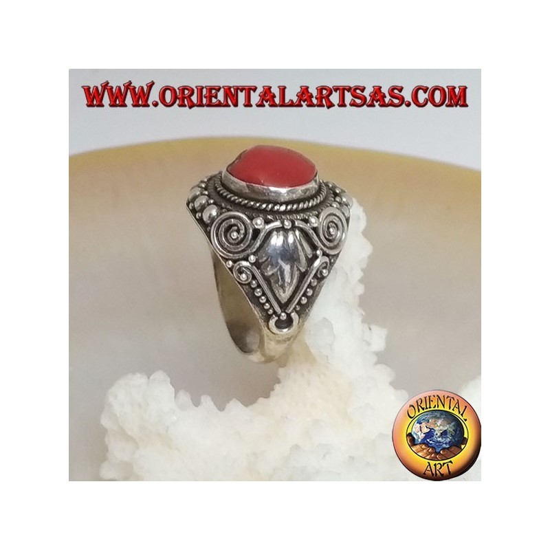 Anillo de plata con antiguos corales fósiles tibetanos y decoraciones étnicas hechas a mano.