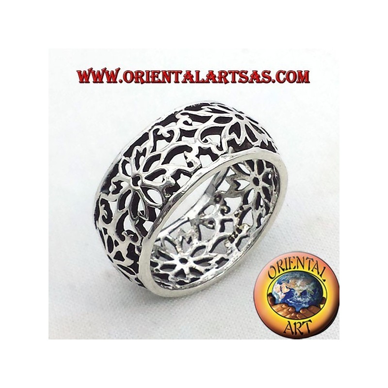 anello fascia traforata fiore bombato in argento