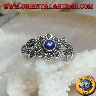 Bague en argent avec lapis-lazuli rond naturel et décorations florales parsemées de marcassite