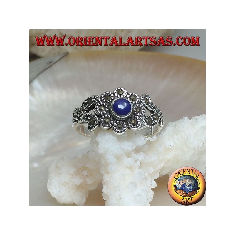 Bague en argent avec lapis-lazuli rond naturel et décorations florales parsemées de marcassite