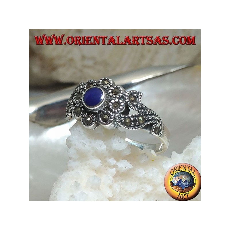 Bague en argent avec lapis-lazuli rond naturel et décorations florales parsemées de marcassite