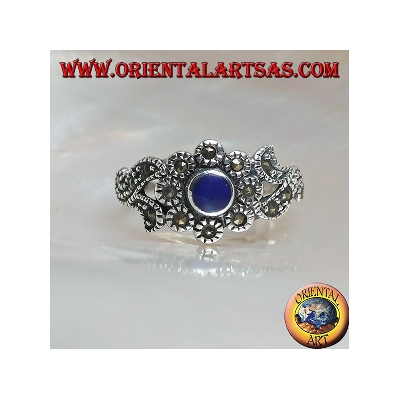 Anello in argento con lapislazzulo naturale tondo e decorazioni floreali tempestate di marcasite