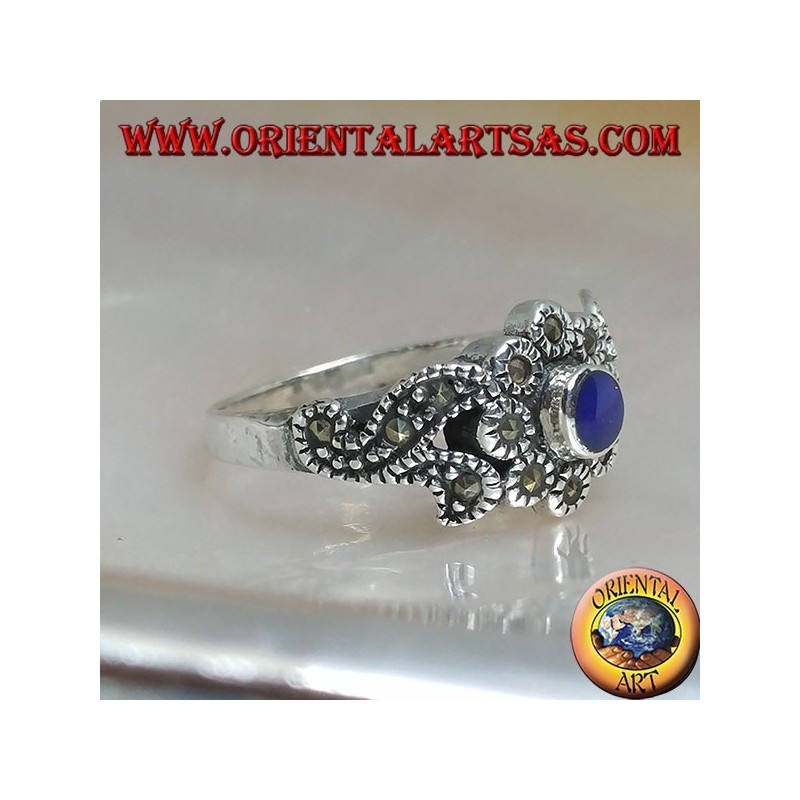 Bague en argent avec lapis-lazuli rond naturel et décorations florales parsemées de marcassite